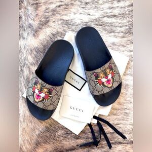 Gucci women’s GG Supreme Slide Sandals. Size 7 (37EU).